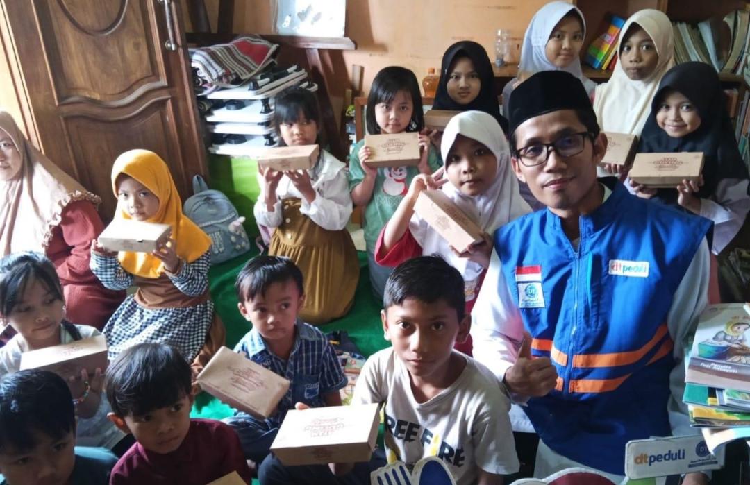 Alhamdulillah, Jumat Berkah: DT Peduli Kuningan Gelar Aksi Berbagi di Rumah Baca Pustaka Redila 