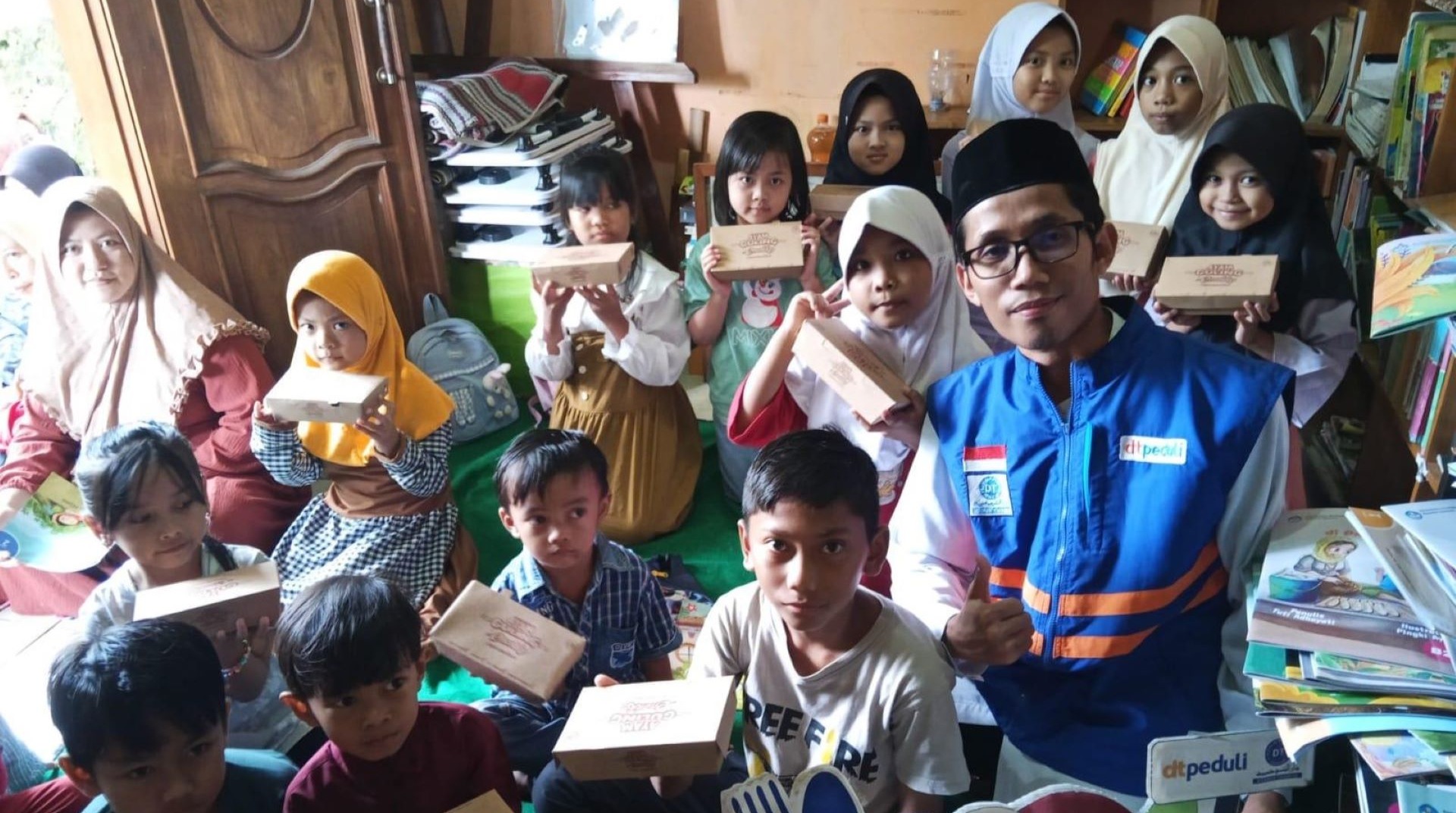 Alhamdulillah, Jumat Berkah: DT Peduli Kuningan Gelar Aksi Berbagi di Rumah Baca Pustaka Redila 