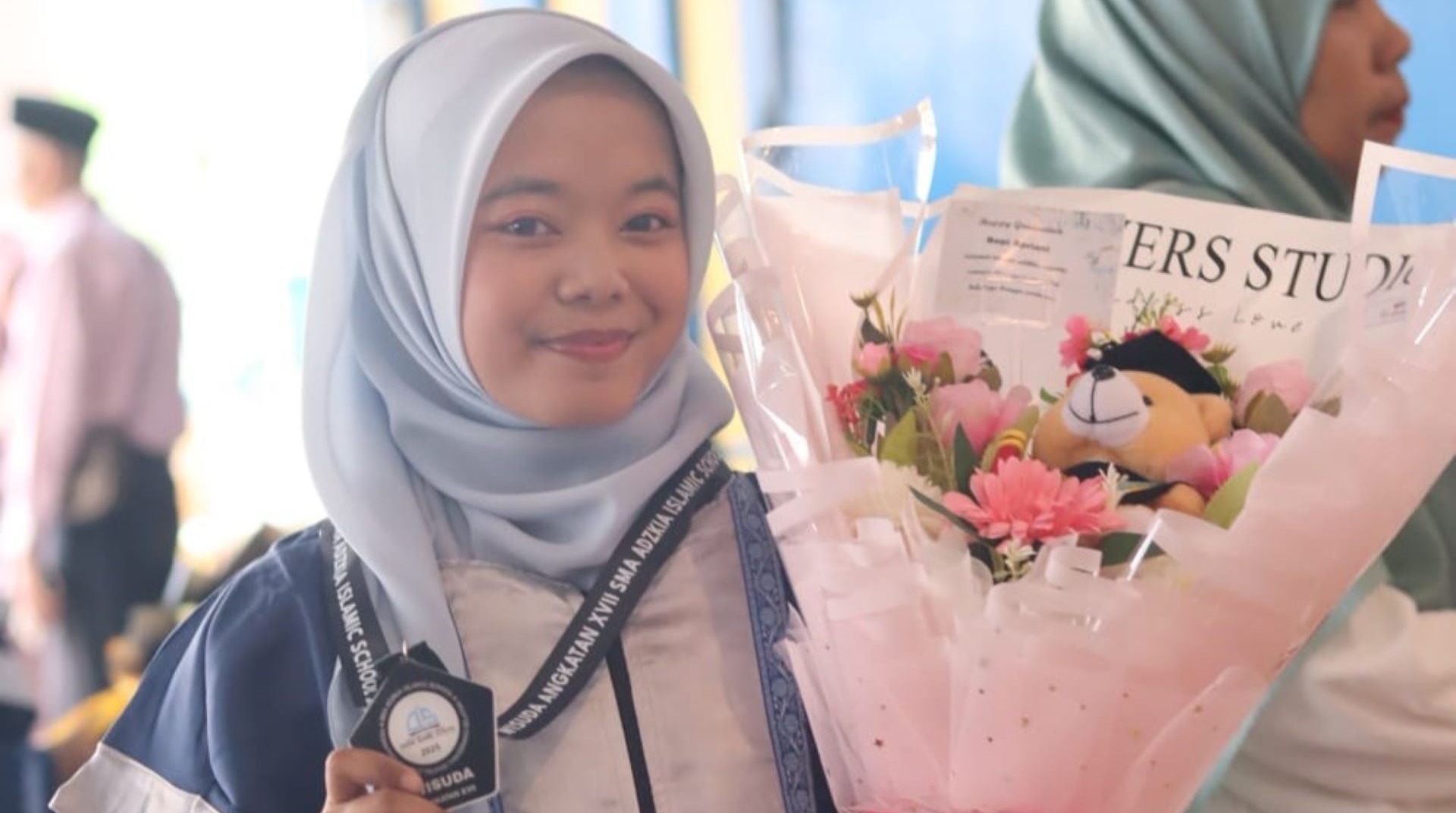 Alhamdulillah, Repi Apriani dan Naisa Selesaikan Pendidikan di AIS 