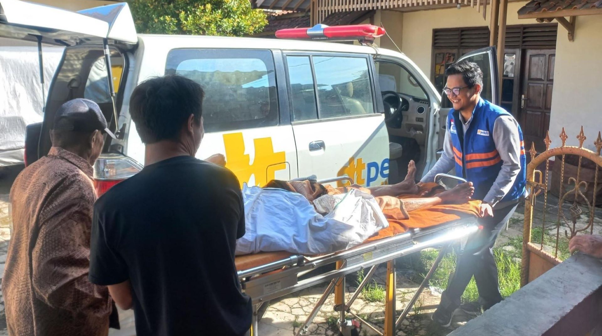 Ambulans Gratis DT Peduli Cianjur Antar Ruhiyat ke RSUD Sayang 