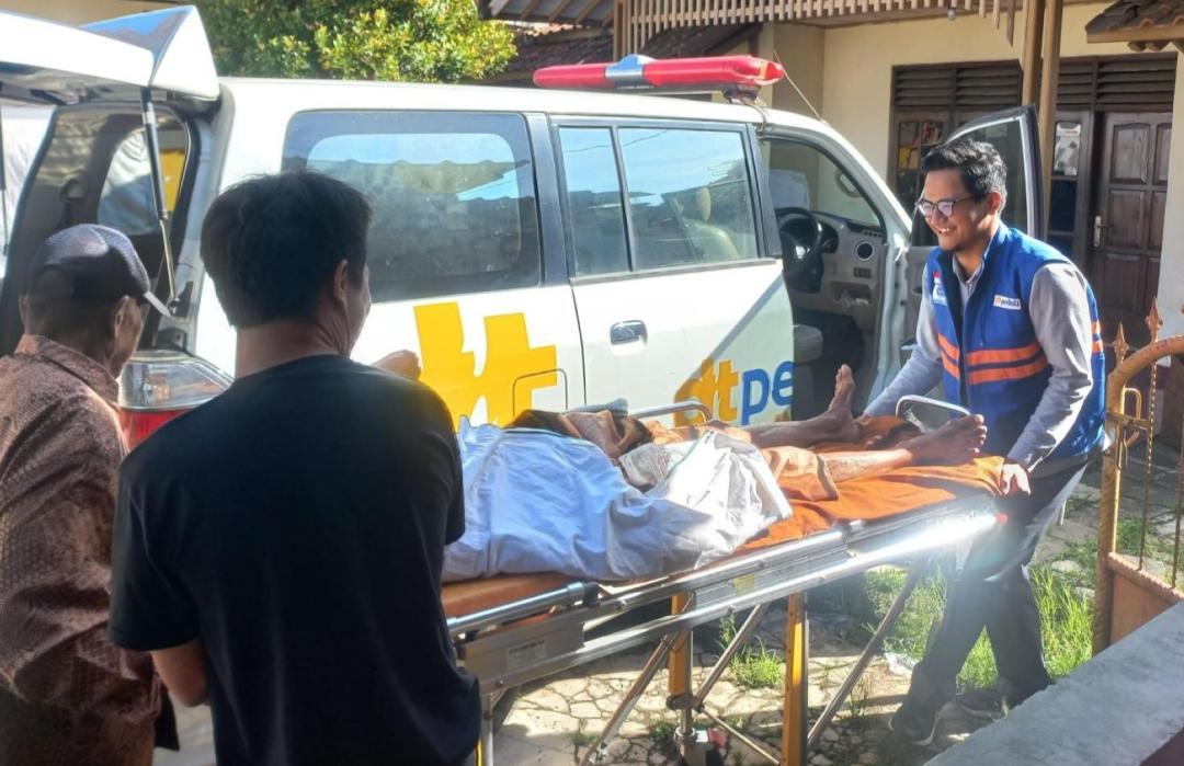 Ambulans Gratis DT Peduli Cianjur Antar Ruhiyat ke RSUD Sayang 