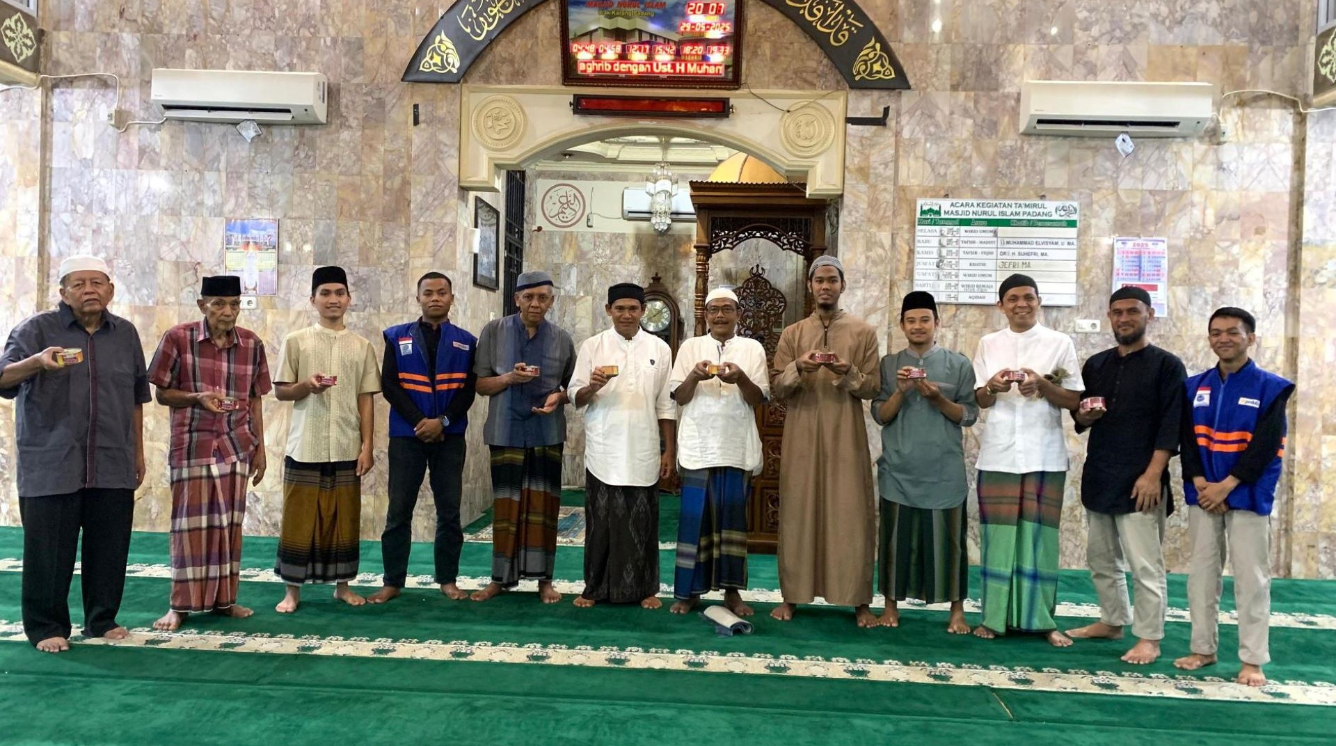 DT Peduli Salurkan Kornet untuk Pengurus Masjid Nurul Islam 
