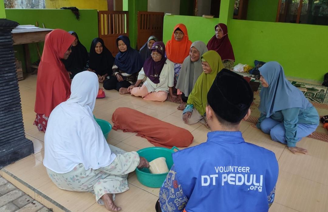 DT Peduli Yogyakarta Gelar Pelatihan Pengurusan Jenazah bagi Ibu-Ibu Jamaah Misykat Kampung Unggul Puser 
