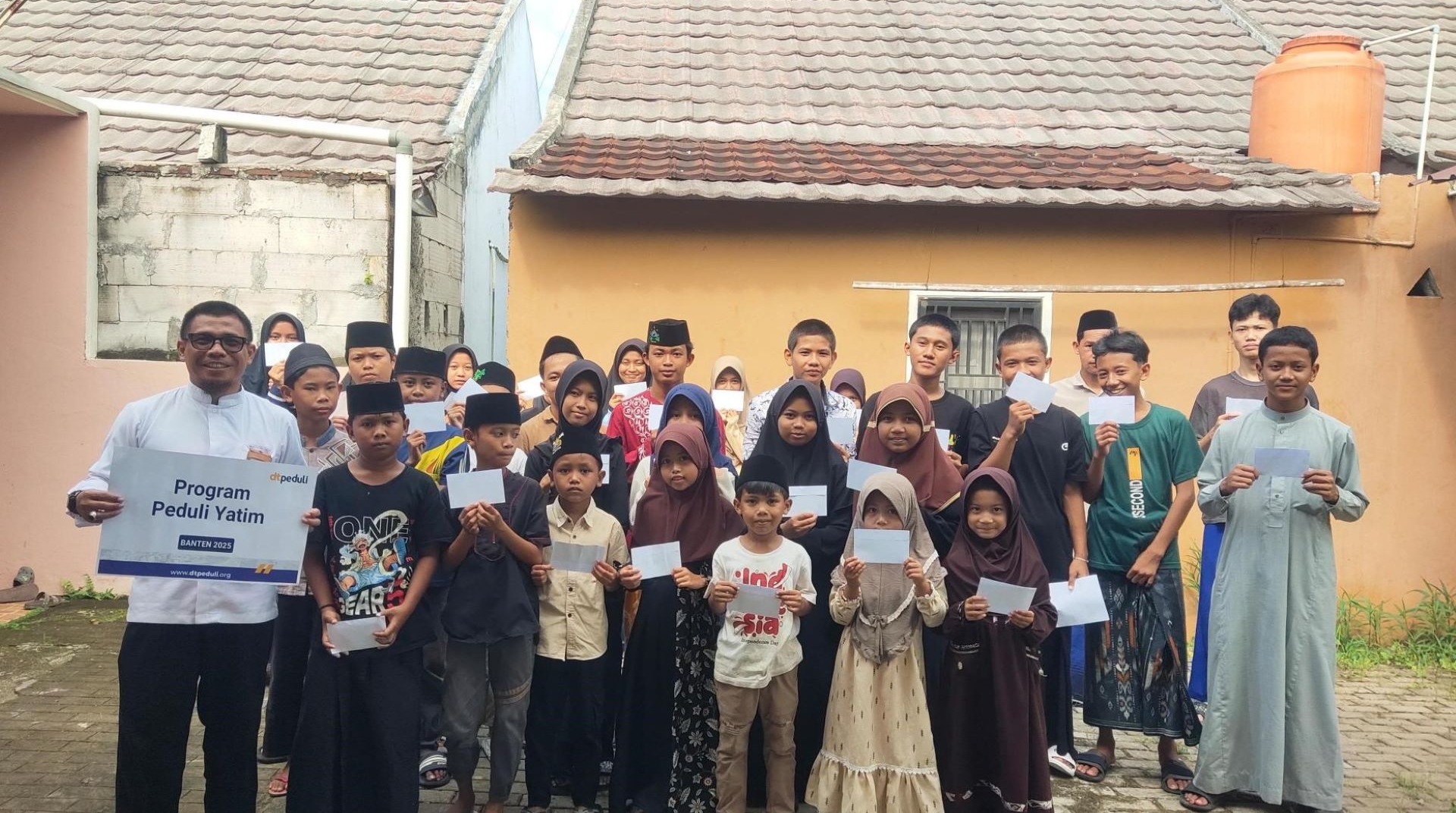 Wujud Kepedulian Sesama, Puluhan Anak Yatim di Kp. Kubang Putih Serang Terima Santunan 