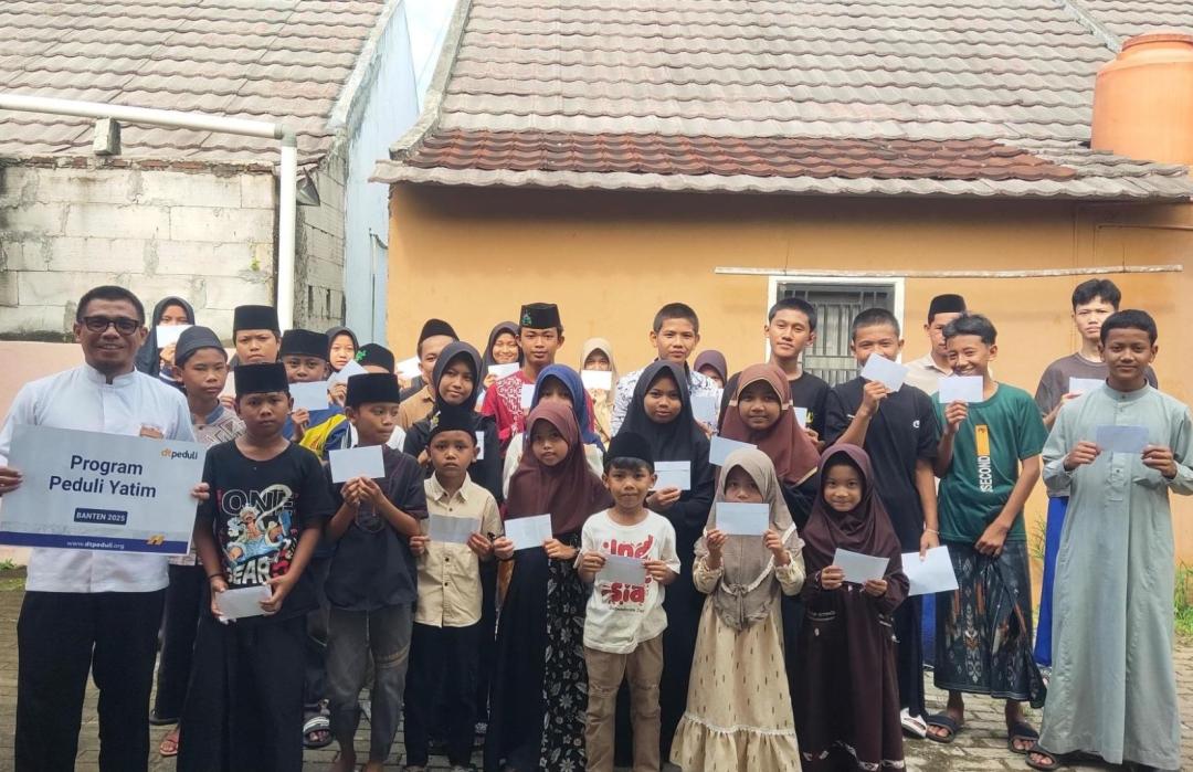 Wujud Kepedulian Sesama, Puluhan Anak Yatim di Kp. Kubang Putih Serang Terima Santunan 