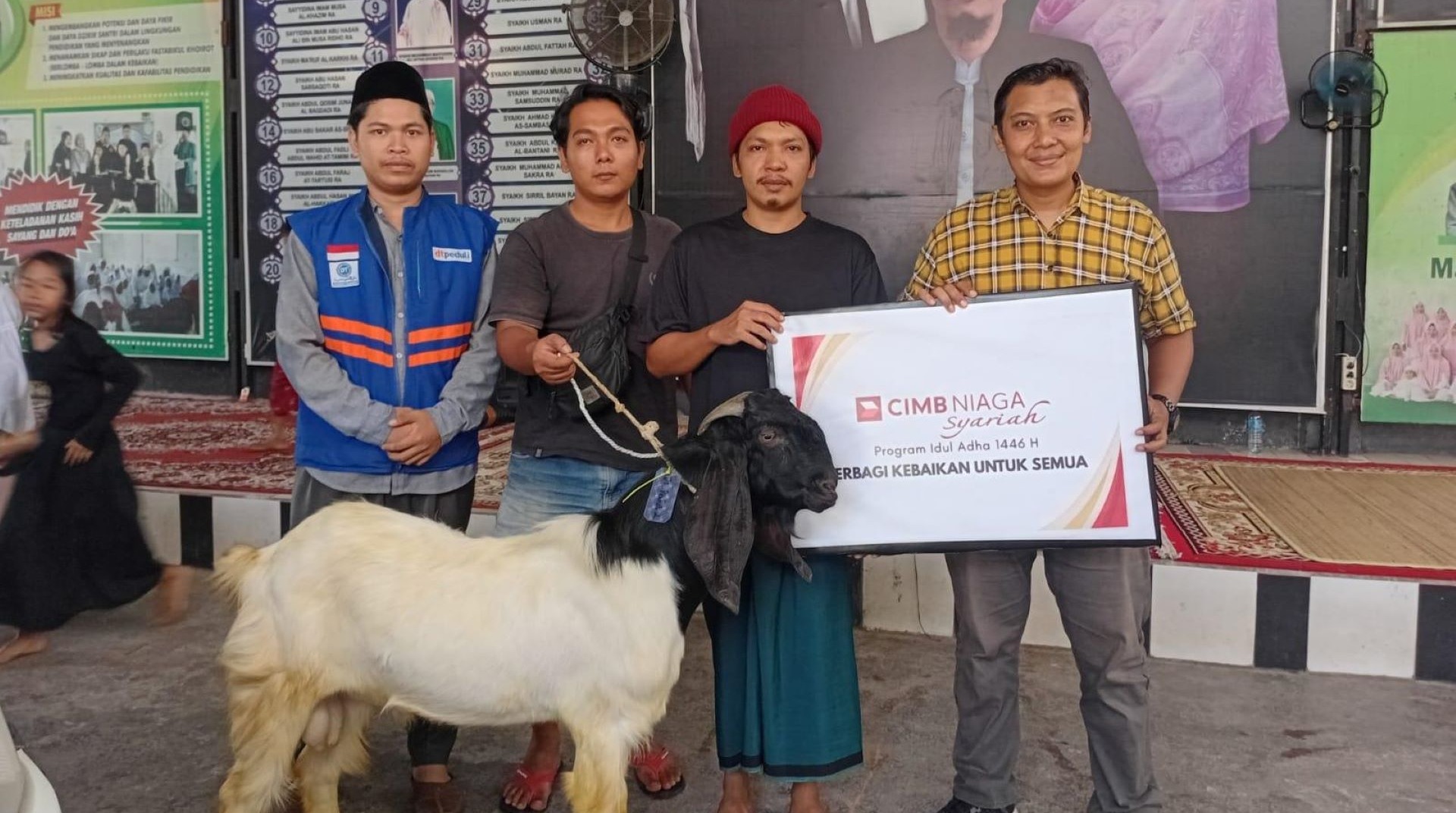 Semarakkan Iduladha, DT Peduli NTB Salurkan Qurban dari Bank CIMB Niaga Syariah KCS Kuta Mandalika  