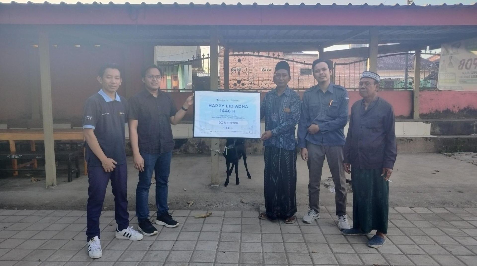 Kolaborasi Kebaikan, DT Peduli Bersama Paragon DC Mataram Salurkan Hewan Qurban ke Pelosok NTB 