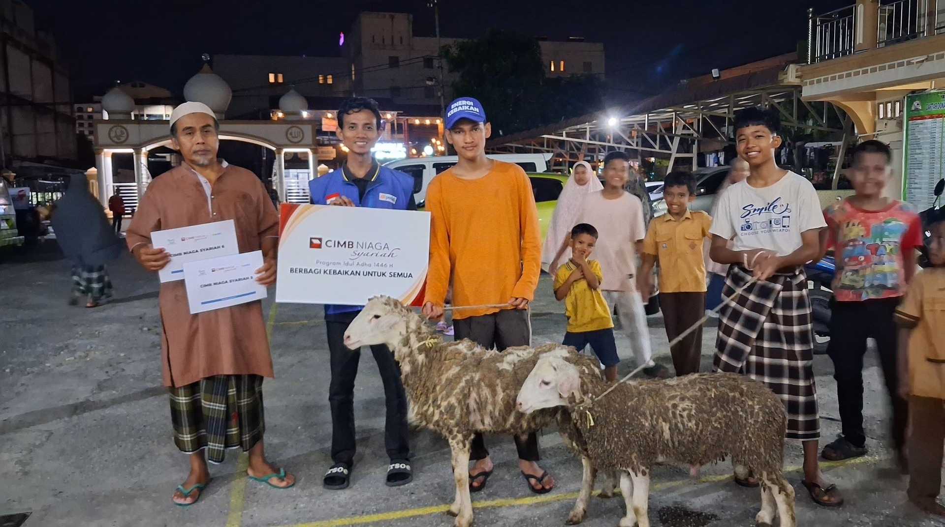 Sinergi Kebaikan, DT Peduli Riau Bersama CIMB Niaga Syariah Pekanbaru Salurkan Enam Ekor Domba Qurban 