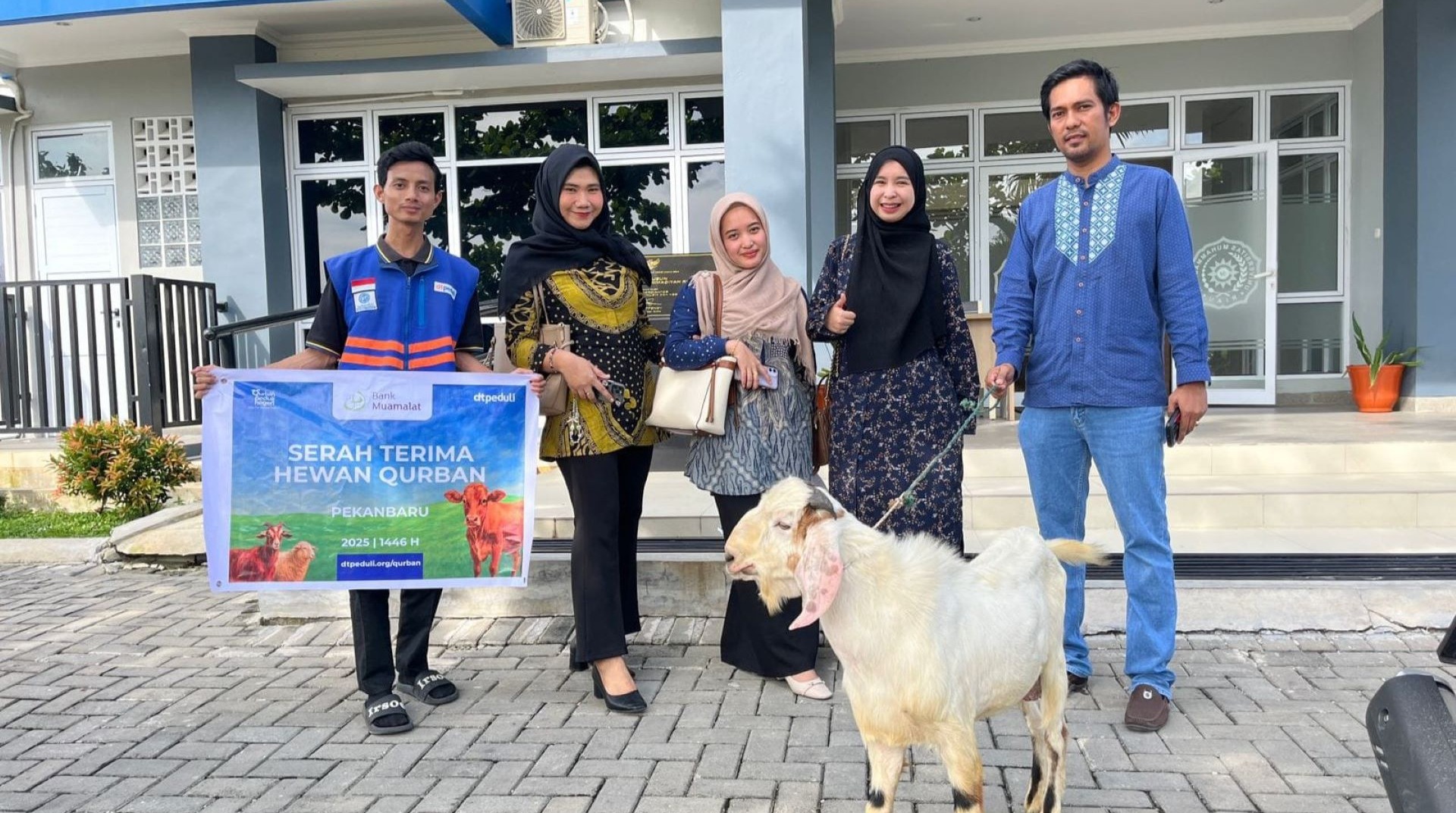 Bank Muamalat Pekanbaru Bersama DT Peduli Riau Salurkan Hewan Qurban