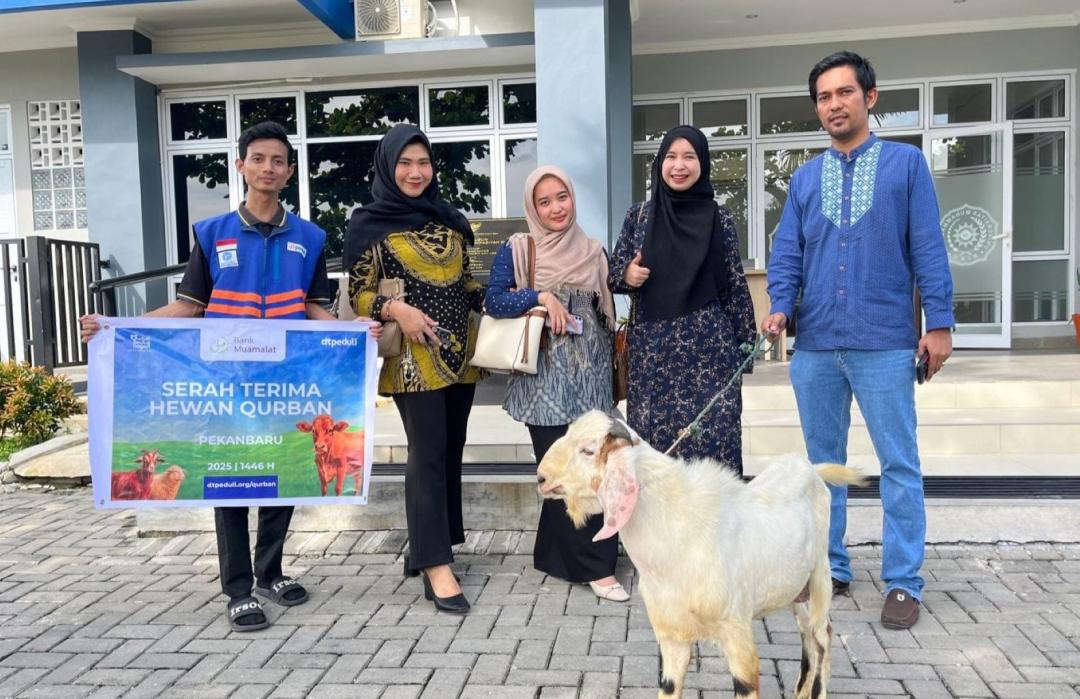Bank Muamalat Pekanbaru Bersama DT Peduli Riau Salurkan Hewan Qurban