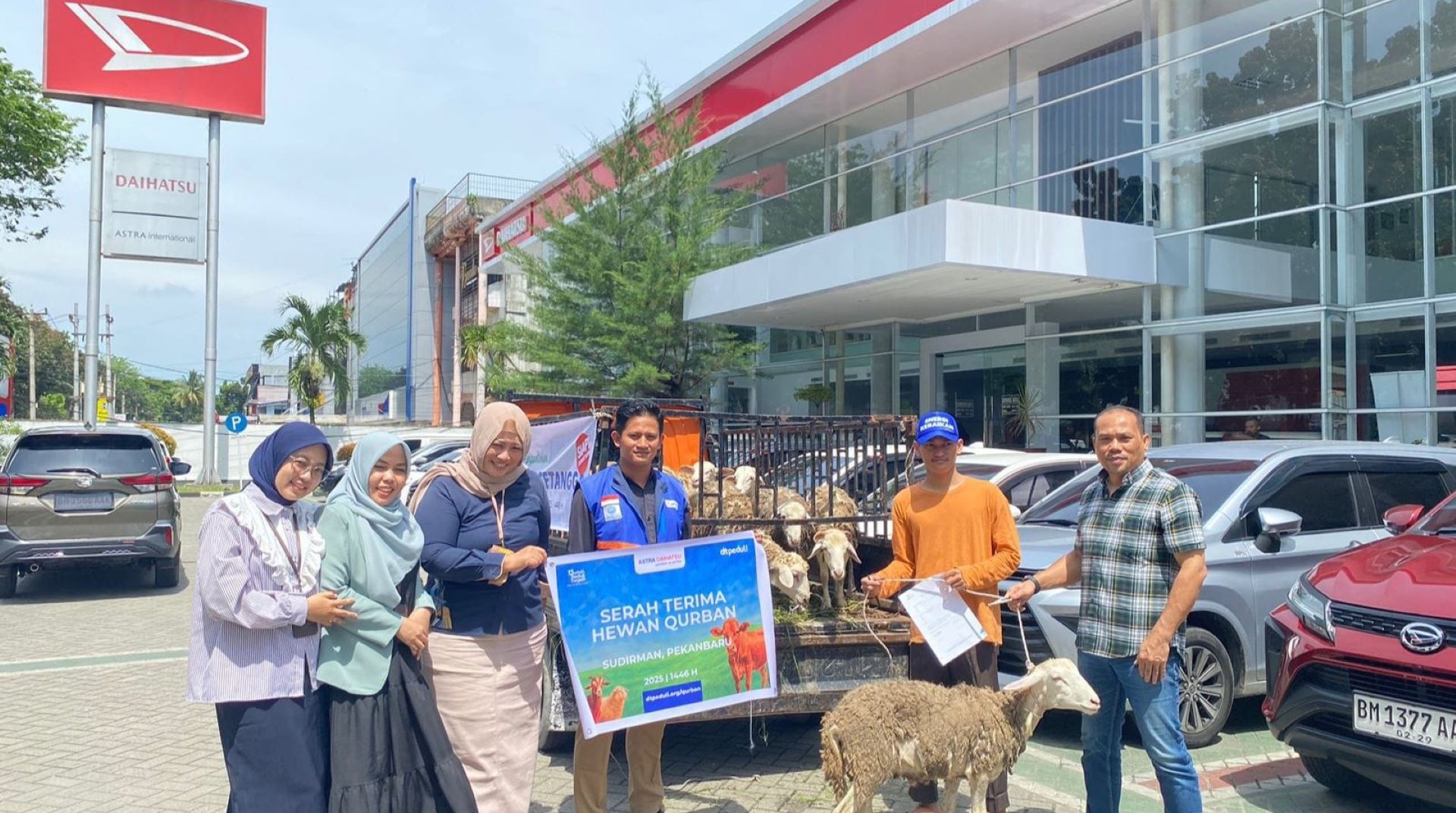 PT. Astra Internasional Tbk Daihatsu Pekanbaru bersama DT Peduli Riau Salurkan Delapan Ekor Hewan Qurban   
