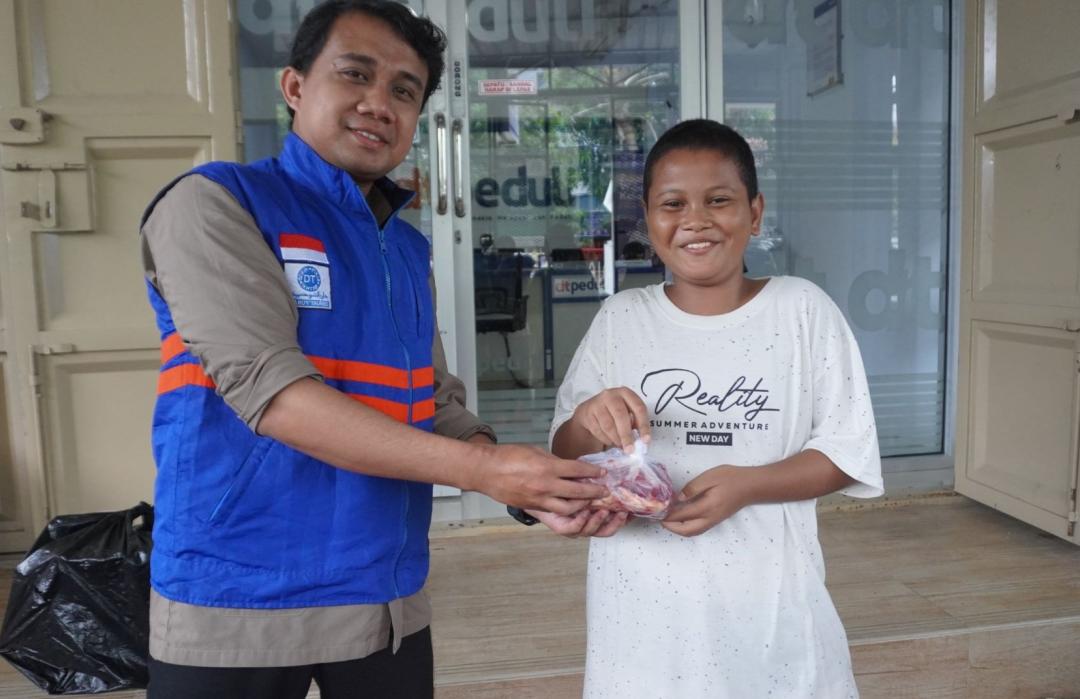 DT Peduli Sulsel Salurkan Qurban Sekitar Jl. Dg Tata, Warga Sambut dengan Antusias dan Gembira 