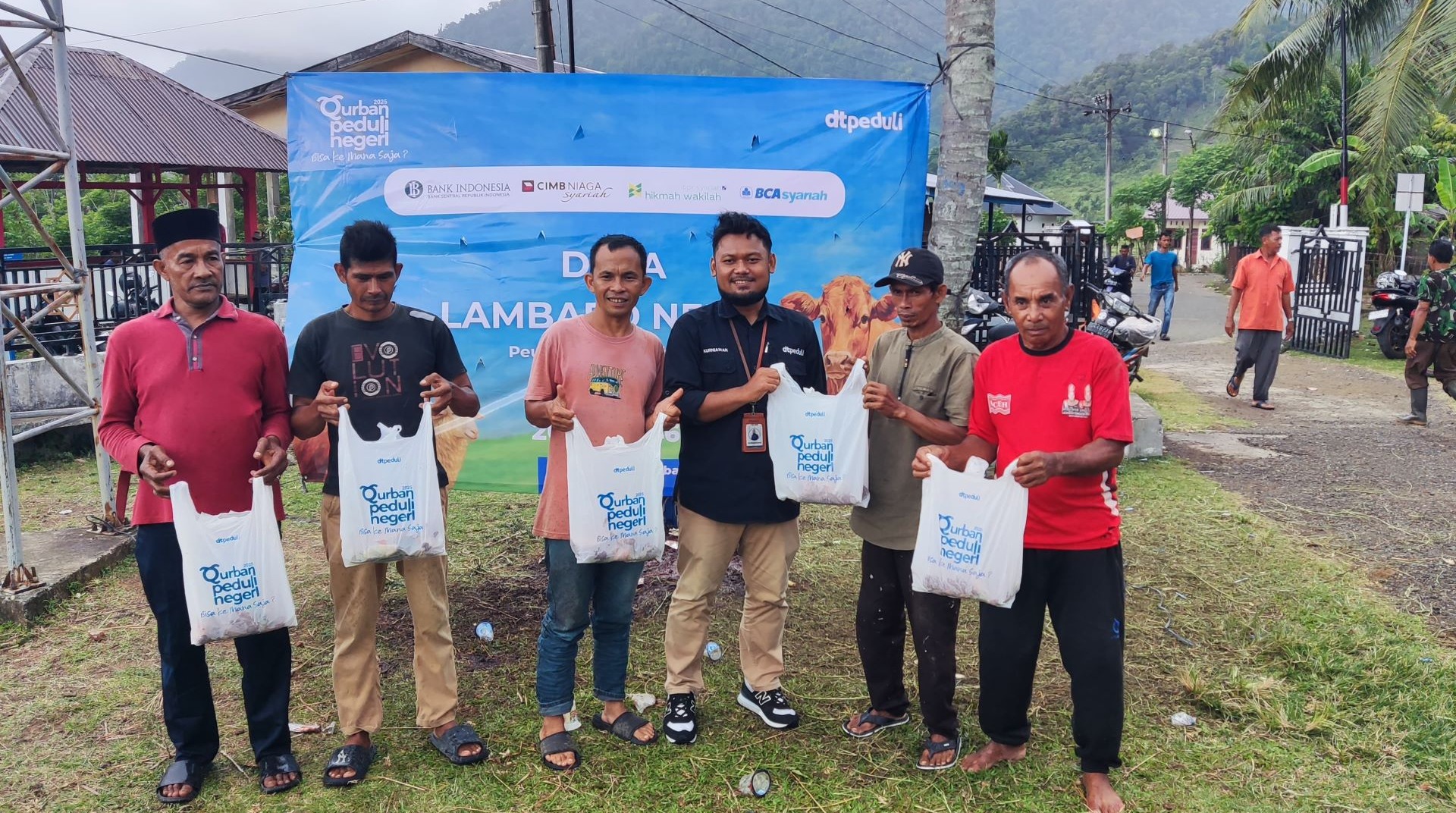 Qurban Bahagia Bersama HerBI, DT Peduli dan Bank Indonesia Salurkan Hewan Qurban ke Lambaro Neujid 