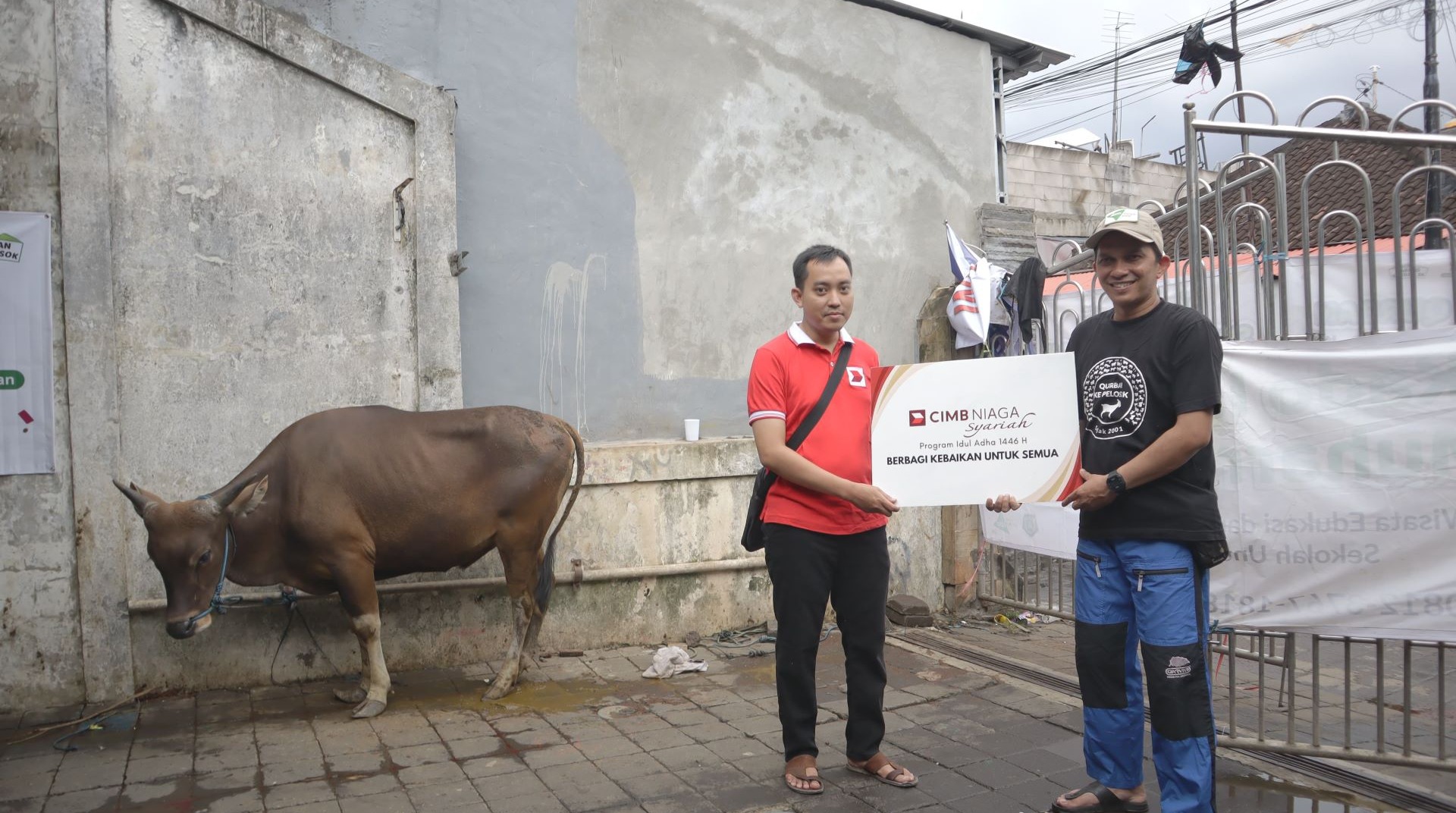 Bersama DT Peduli Surabaya, CIMB Niaga Syariah Hadirkan Kebahagiaan Iduladha dengan Tebar Qurban 5 Ekor Kambing dan Sekor Sapi 