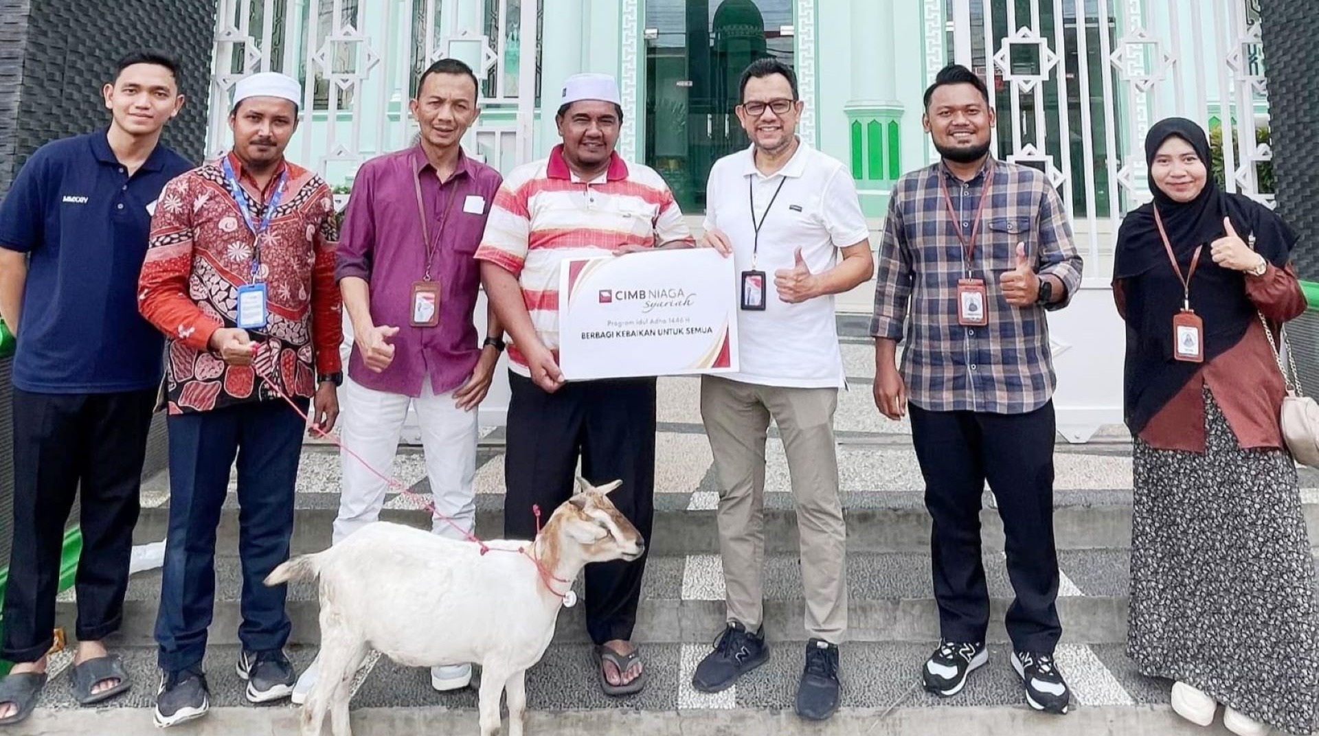 Sedekah Daging Qurban CIMB Niaga Syariah Bersama DT Peduli di Aceh Besar