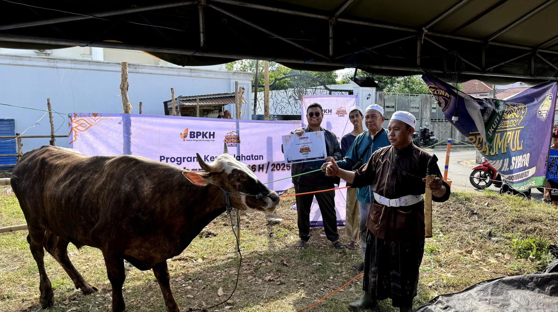 BPKH dan DT Peduli Kalsel Tebar Delapan Ekor Hewan Kurban Sapi di Tujuh Lokasi  