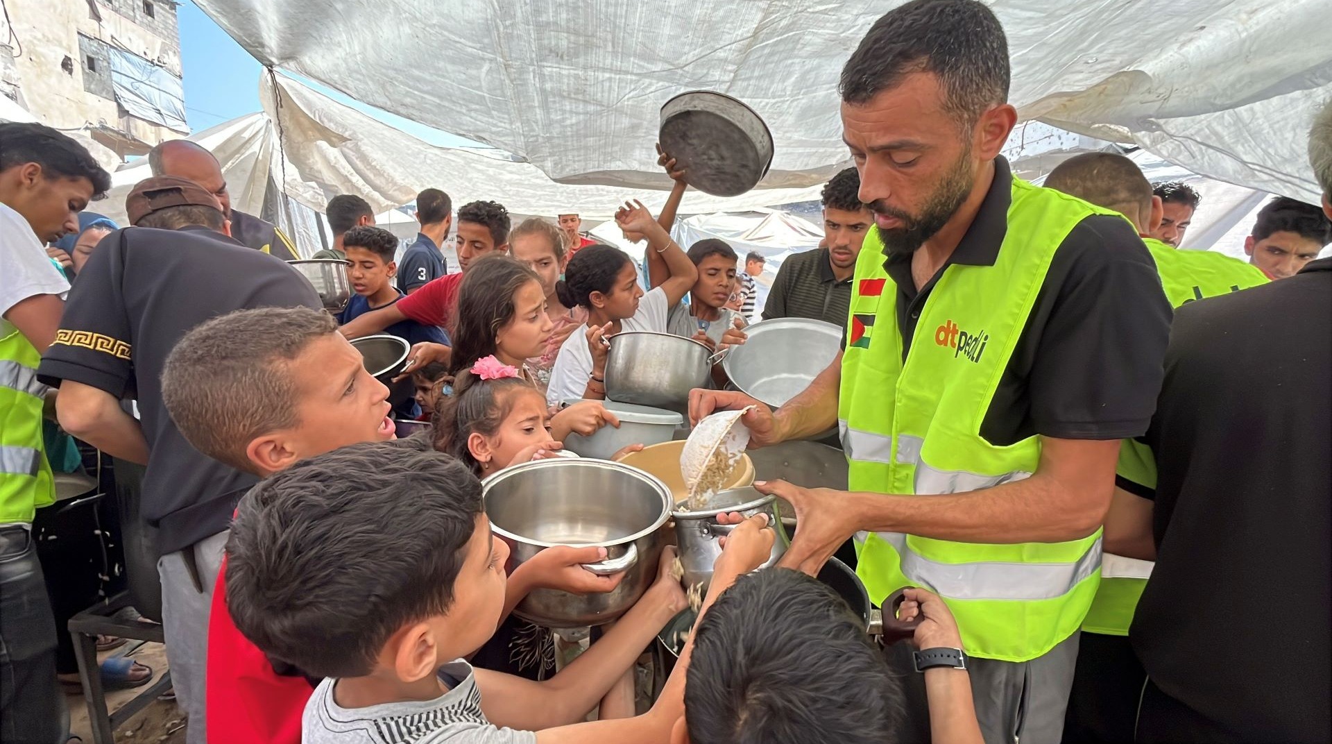 Salurkan Makanan Siap Santap untuk Pengungsi di Gaza, DT Peduli Tuai Harapan