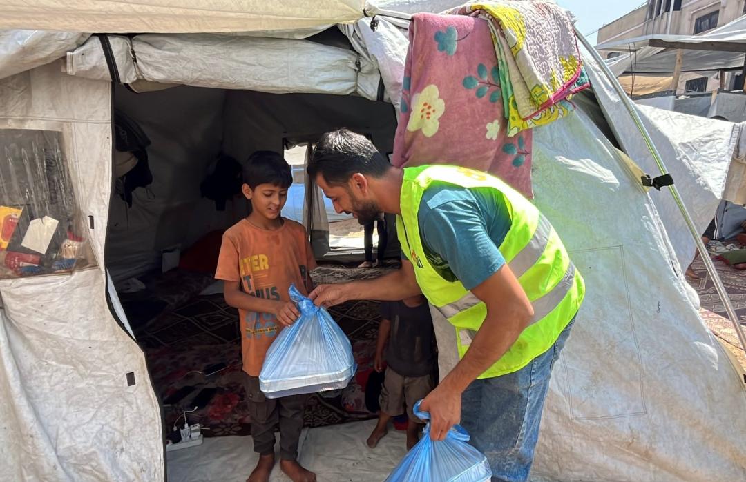 Tiada Henti, DT Peduli Bagikan Paket Nasi dengan Daging Kornet Jadi Penyelamat Kelaparan Pengungsi Gaza 