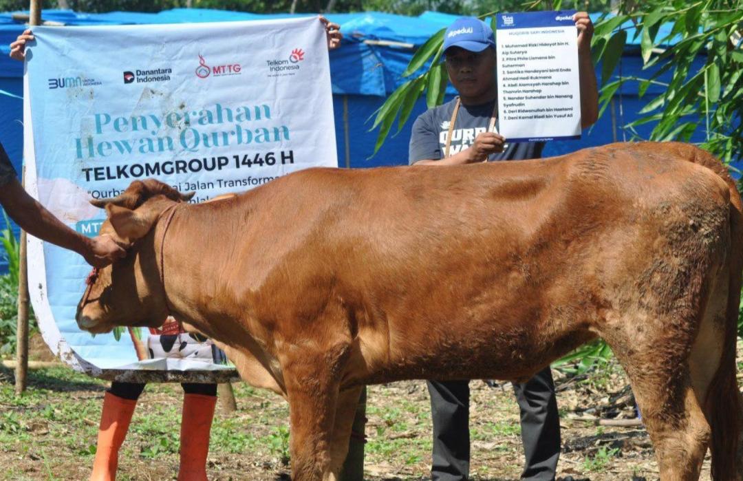 MTTG Telkom Bersama DT Peduli Sukabumi Salurkan Hewan Qurban untuk Warga Terdampak Pergerakan Tanah di Desa Neglasari 