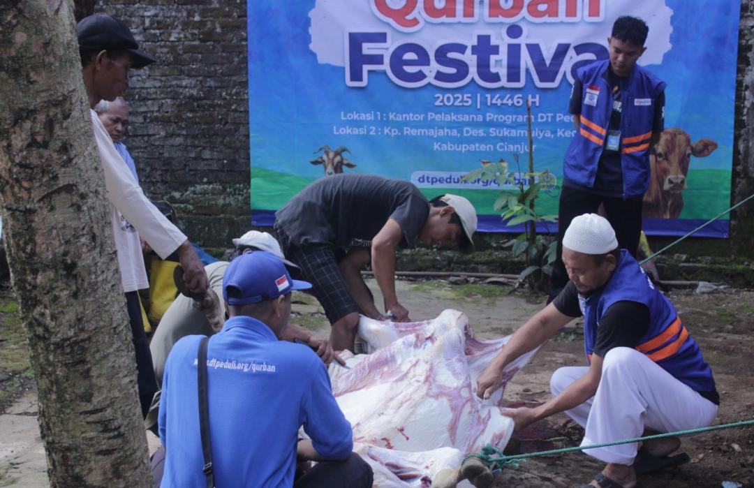 Gelar Qurban Fest, DT Peduli Cianjur Salurkan Daging Qurban untuk Warga Sekitar Kantor