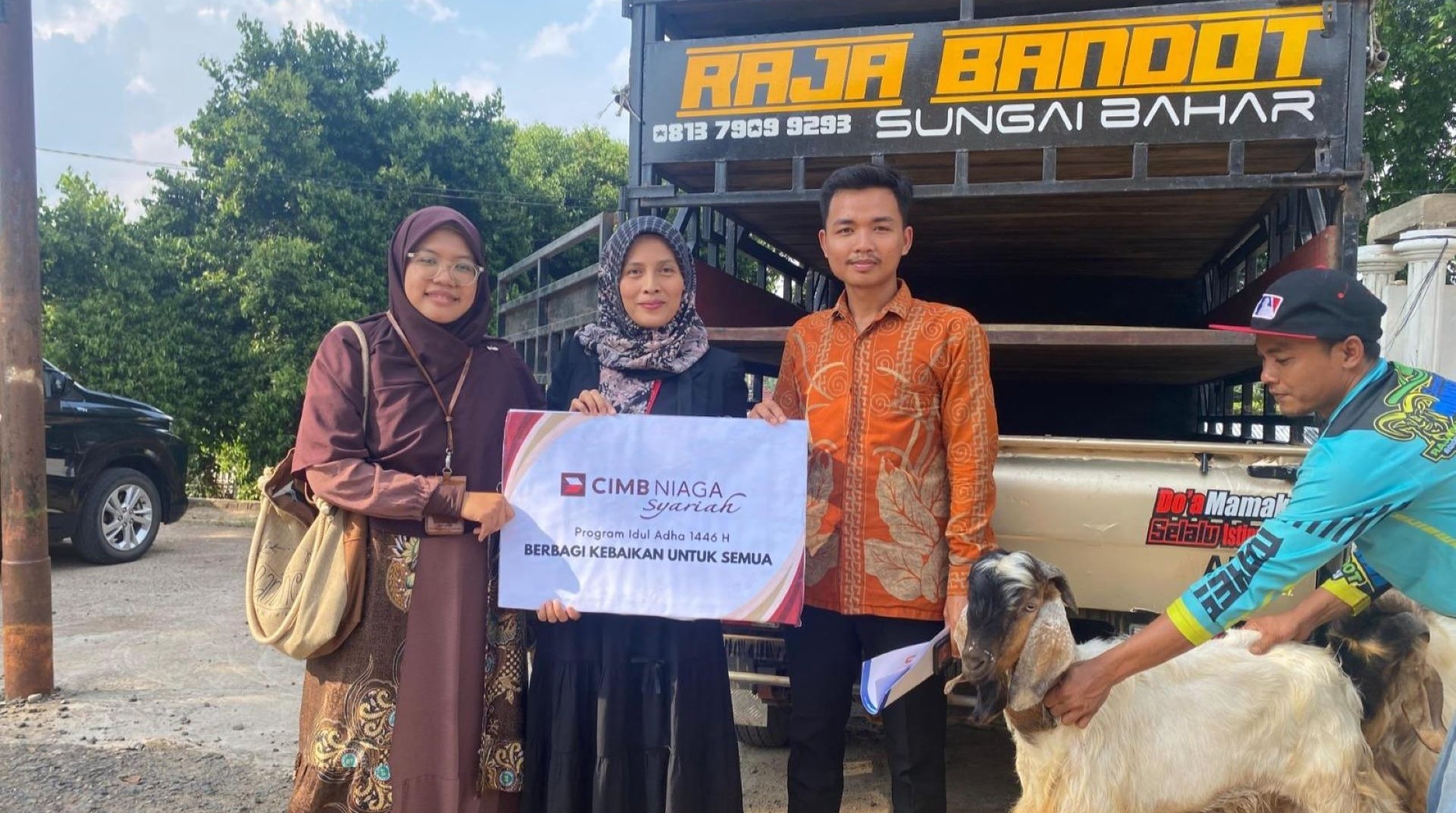 DT Peduli Jambi dan CIMB Niaga Syariah Jambi Laksanakan Qurban untuk Suku Anak Dalam Jambi 