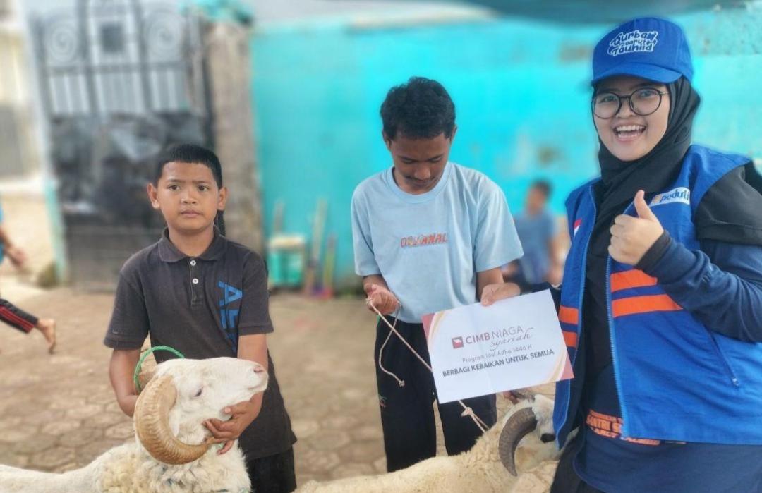 Bank CIMB Niaga Syariah Bersama DT Peduli Salurkan Enam Hewan Qurban di Bandung 