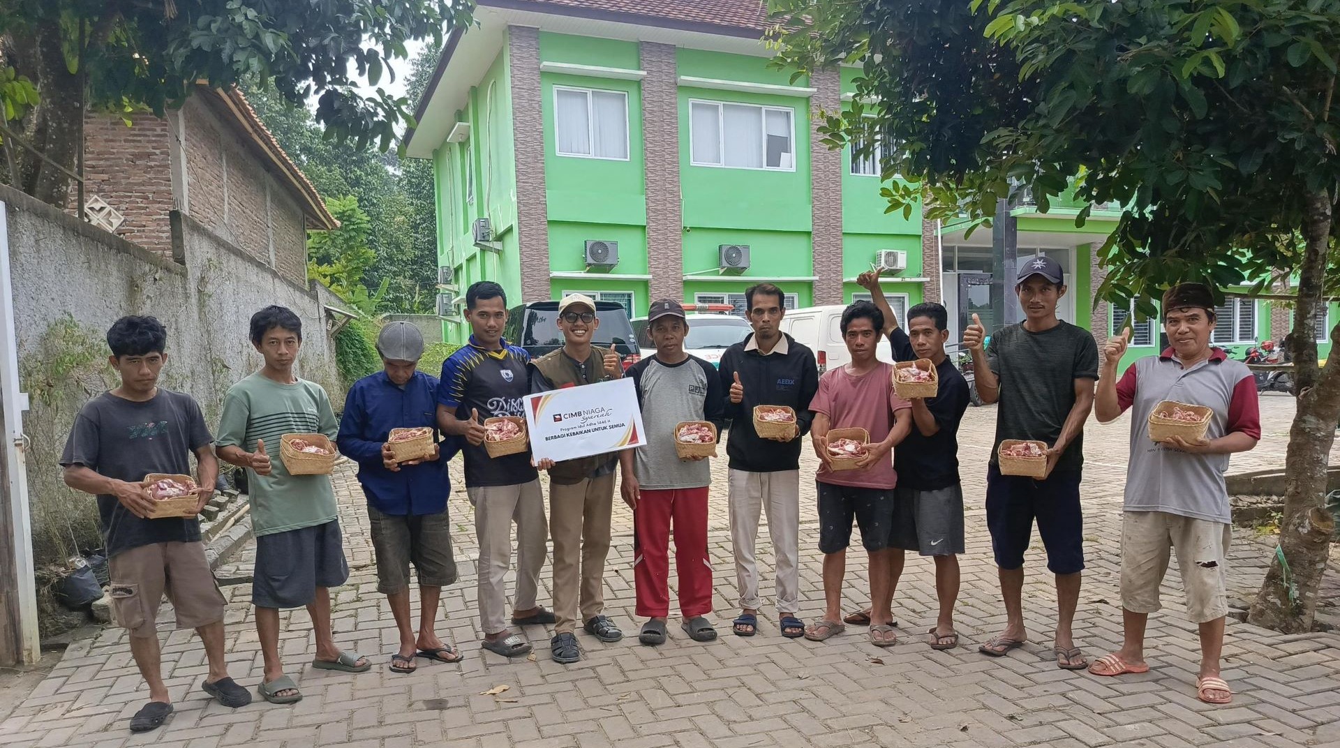 Bank CIMB Niaga Syariah Bersama DT Peduli Banten Salurkan Hewan Qurban ke Pelosok Banten 