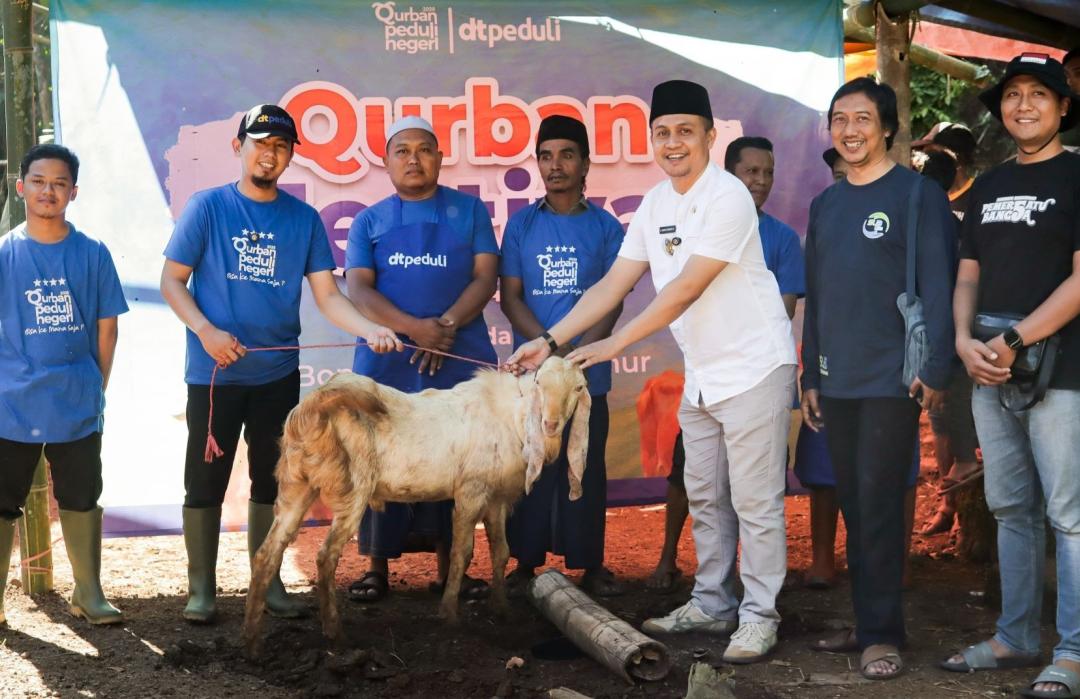 Bahagia di Lereng Gunung Piramid: DT Peduli Jatim Hadirkan 1.500 Paket Qurban untuk Warga Curahdami dan Sumbersalak 
