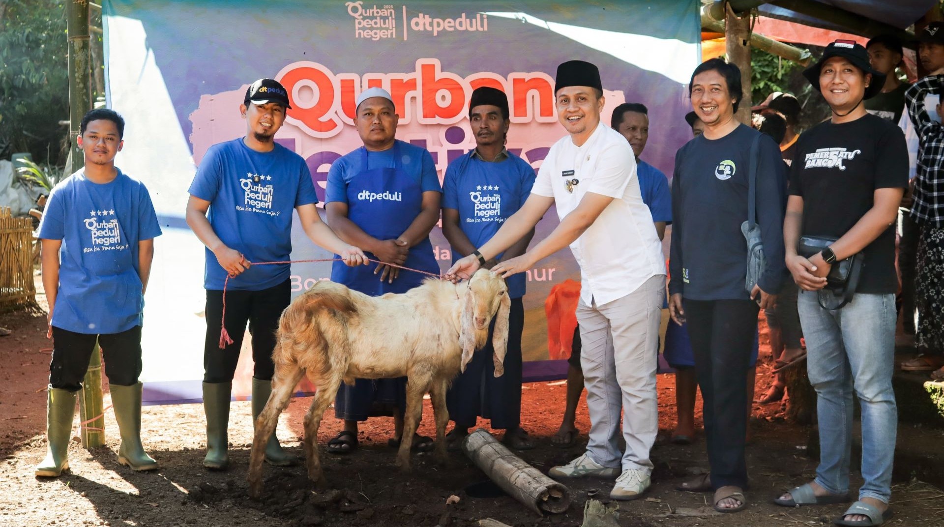 Bahagia di Lereng Gunung Piramid: DT Peduli Jatim Hadirkan 1.500 Paket Qurban untuk Warga Curahdami dan Sumbersalak 