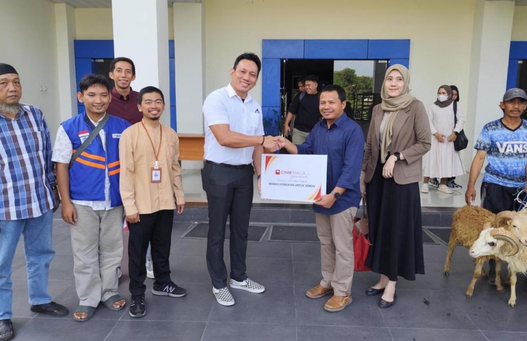 Gandeng DT Peduli Cirebon, CIMB Niaga Syariah Cirebon Tebar Qurban hingga Pelosok Cirebon 