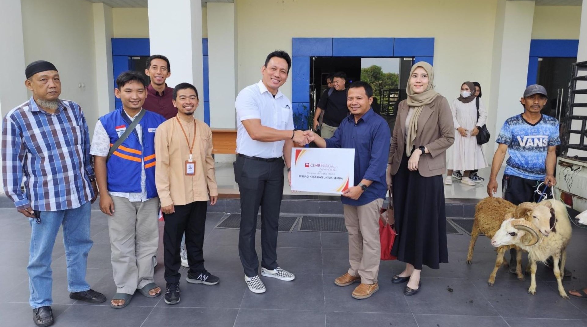 Gandeng DT Peduli Cirebon, CIMB Niaga Syariah Cirebon Tebar Qurban hingga Pelosok Cirebon 