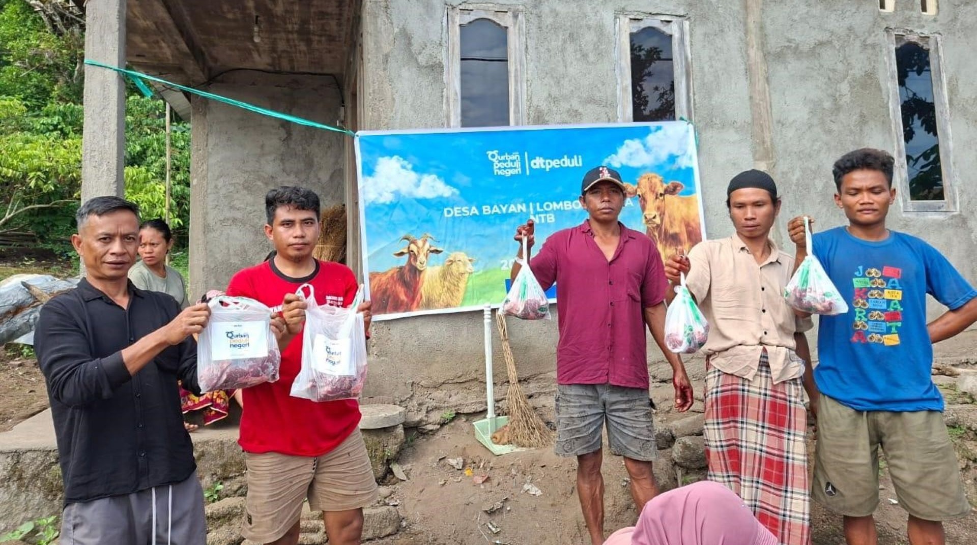 Menguatkan Syiar Islam, DT Peduli NTB Salurkan Hewan Qurban di Wilayah Rawan Aqidah Desa Adat Bayan Lombok Utara 
