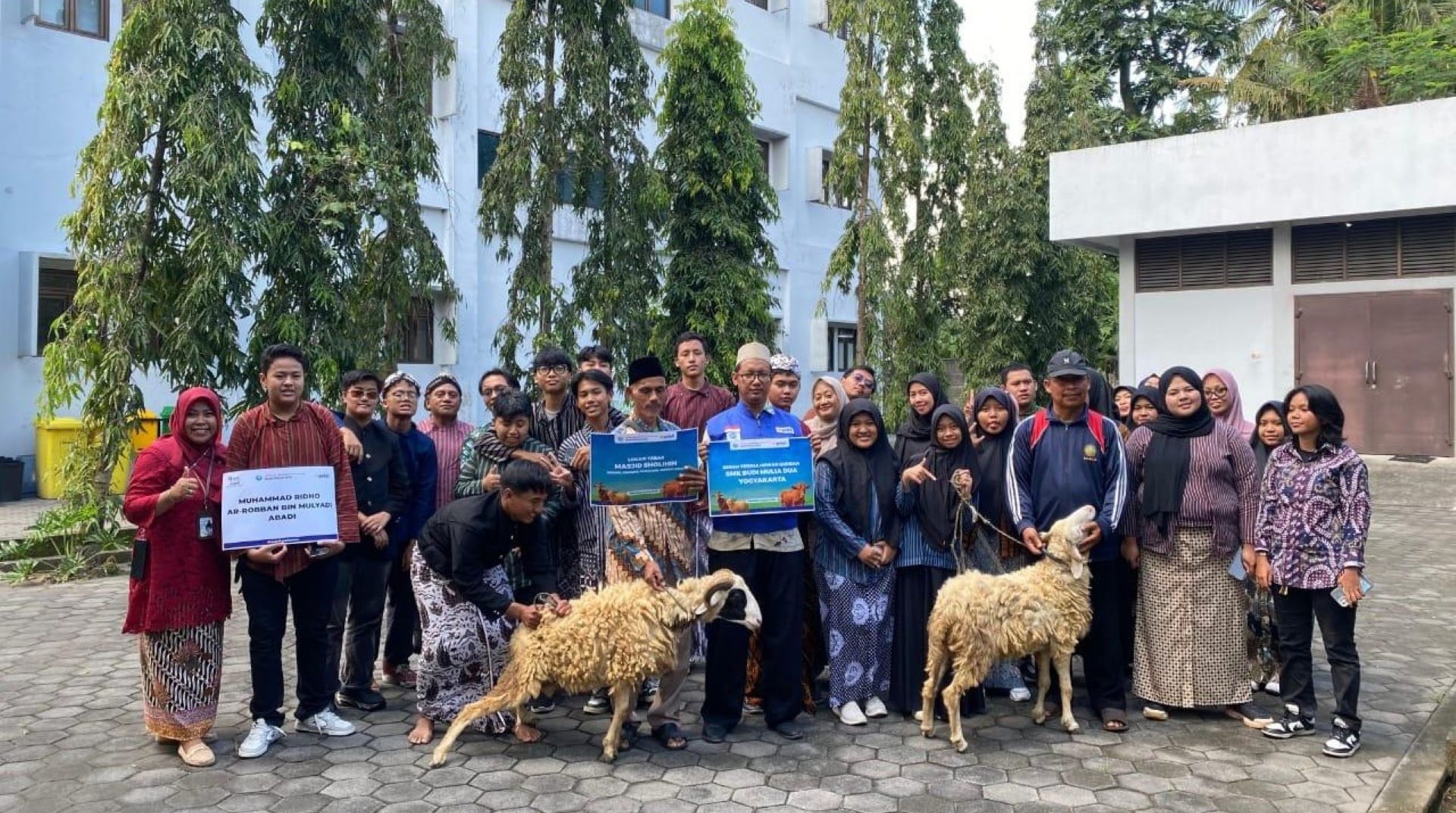 SMK Budi Mulia 2 Bersama DT Peduli Yogyakarta Salurkan Hewan Qurban di Gunungkidul 