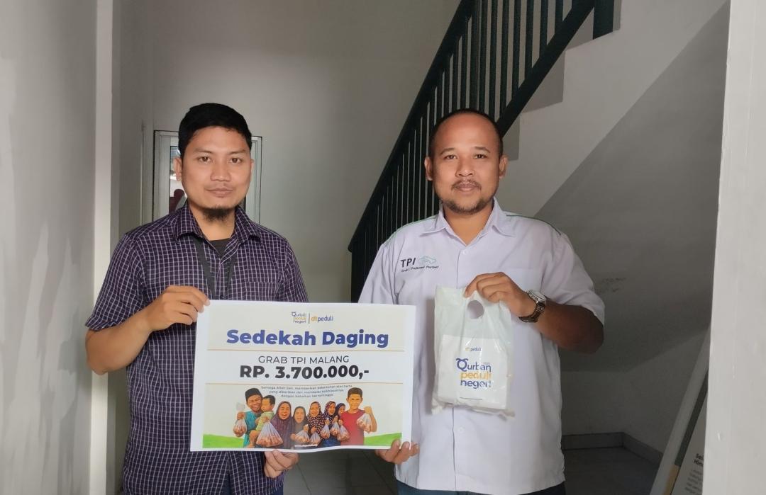 Kerja Sama Grab Rental dan DT Peduli Malang Berbagi Kebahagiaan untuk Pegawai dan Warga Sekitar Kantor 