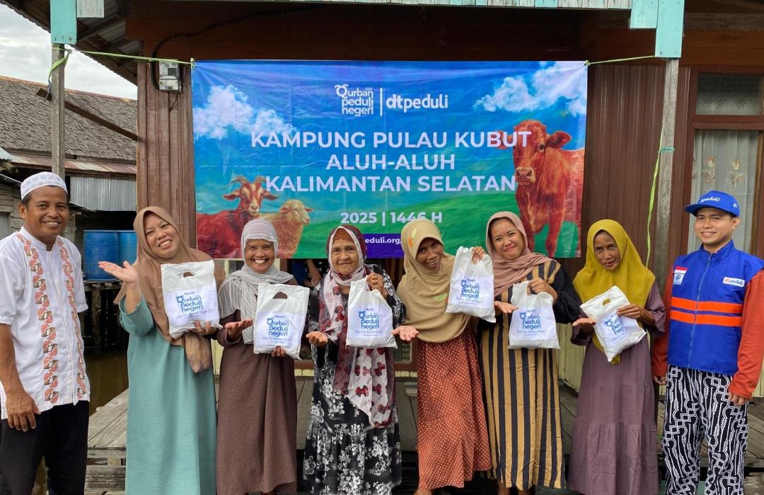 DT Peduli Kalsel Salurkan 100 Kantong Daging Qurban ke Pulau Kubut