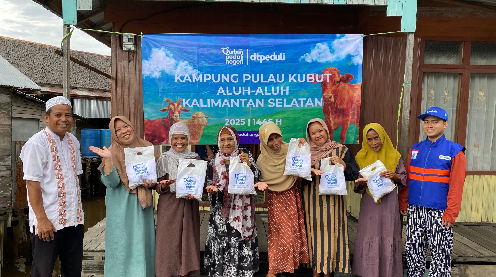 DT Peduli Kalsel Salurkan 100 Kantong Daging Qurban ke Pulau Kubut
