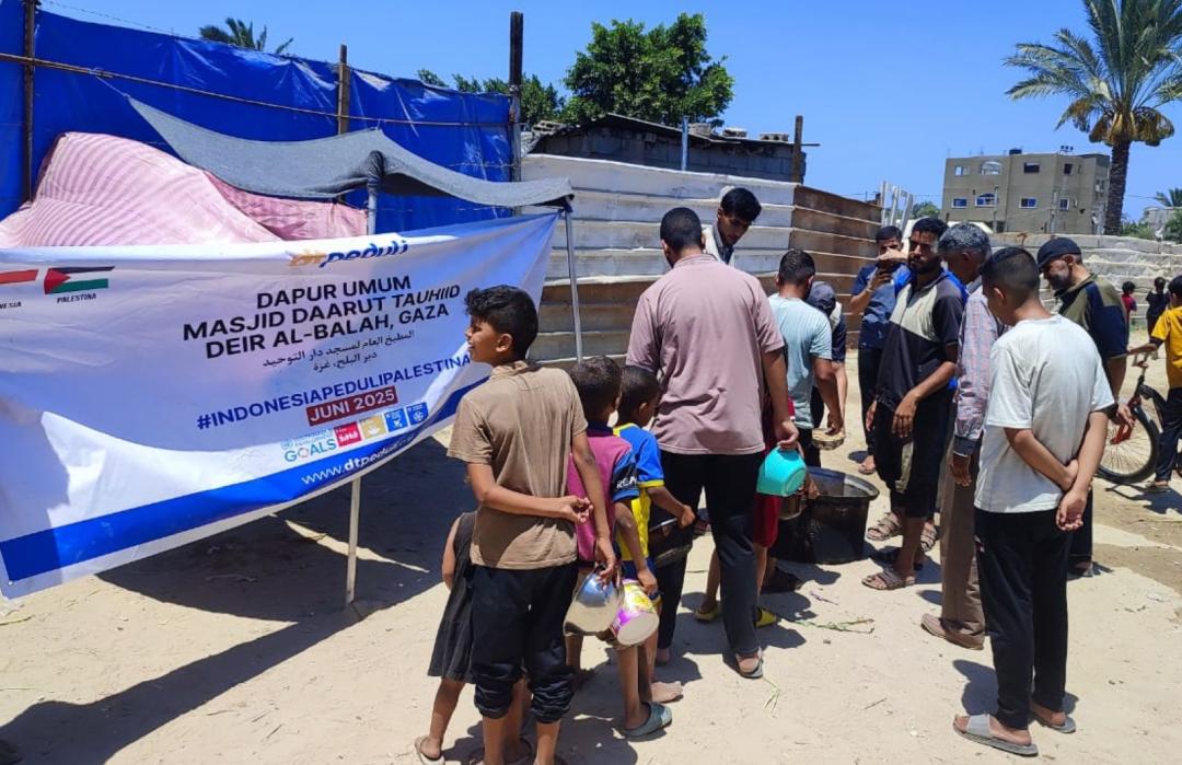 DT Peduli Bagikan Nasi Hangat Siap Santap bagi Warga dan Pengungsi Sekitar Masjid DT Gaza 