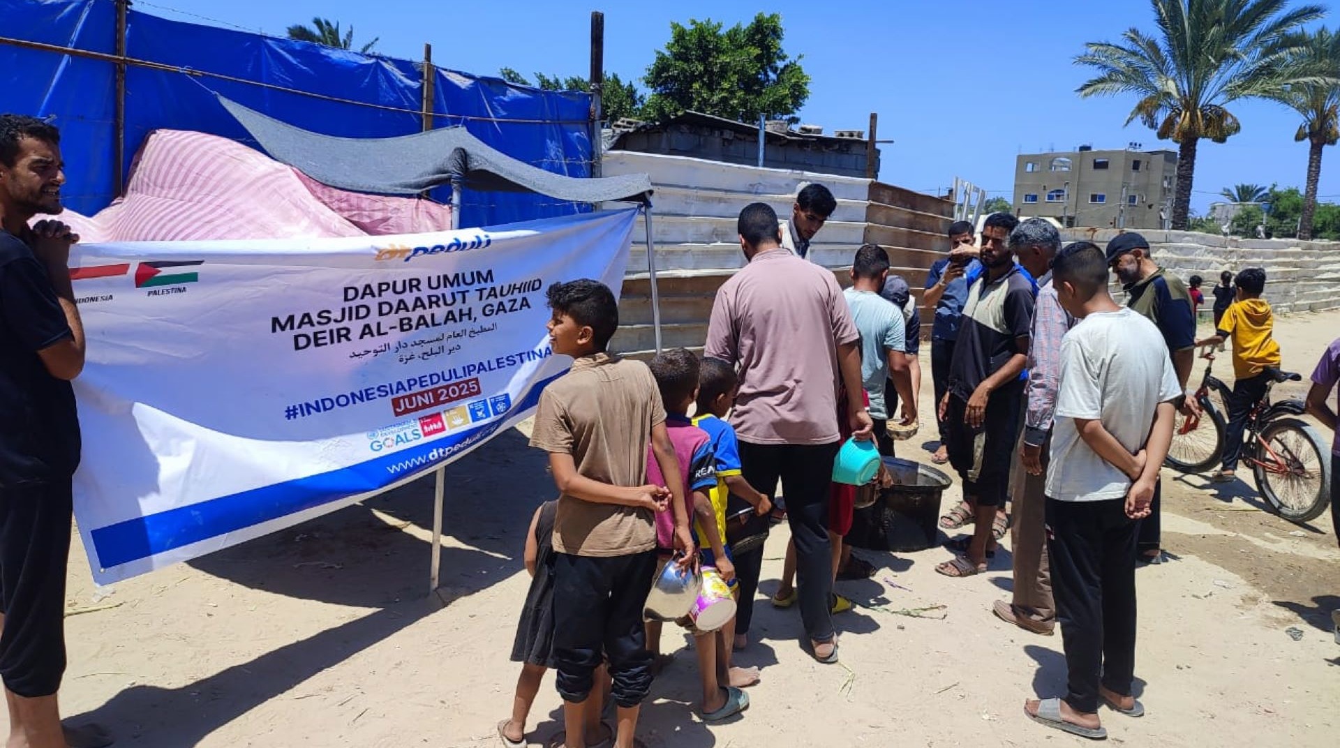 DT Peduli Bagikan Nasi Hangat Siap Santap bagi Warga dan Pengungsi Sekitar Masjid DT Gaza 