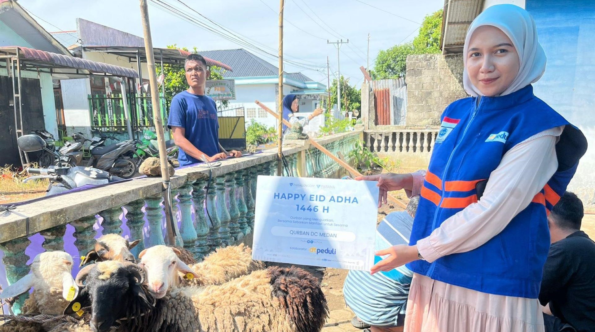 Paragon Corp DC Medan Bersama DT Peduli Sumut Salurkan Hewan Qurban ke Masjid Ba’Arham   
