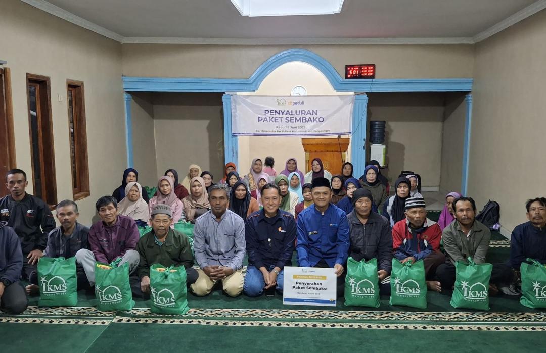 IKMS Bersama DT Peduli Salurkan Sembako untuk Lansia Mustahik di Kampung Mekarmulya 