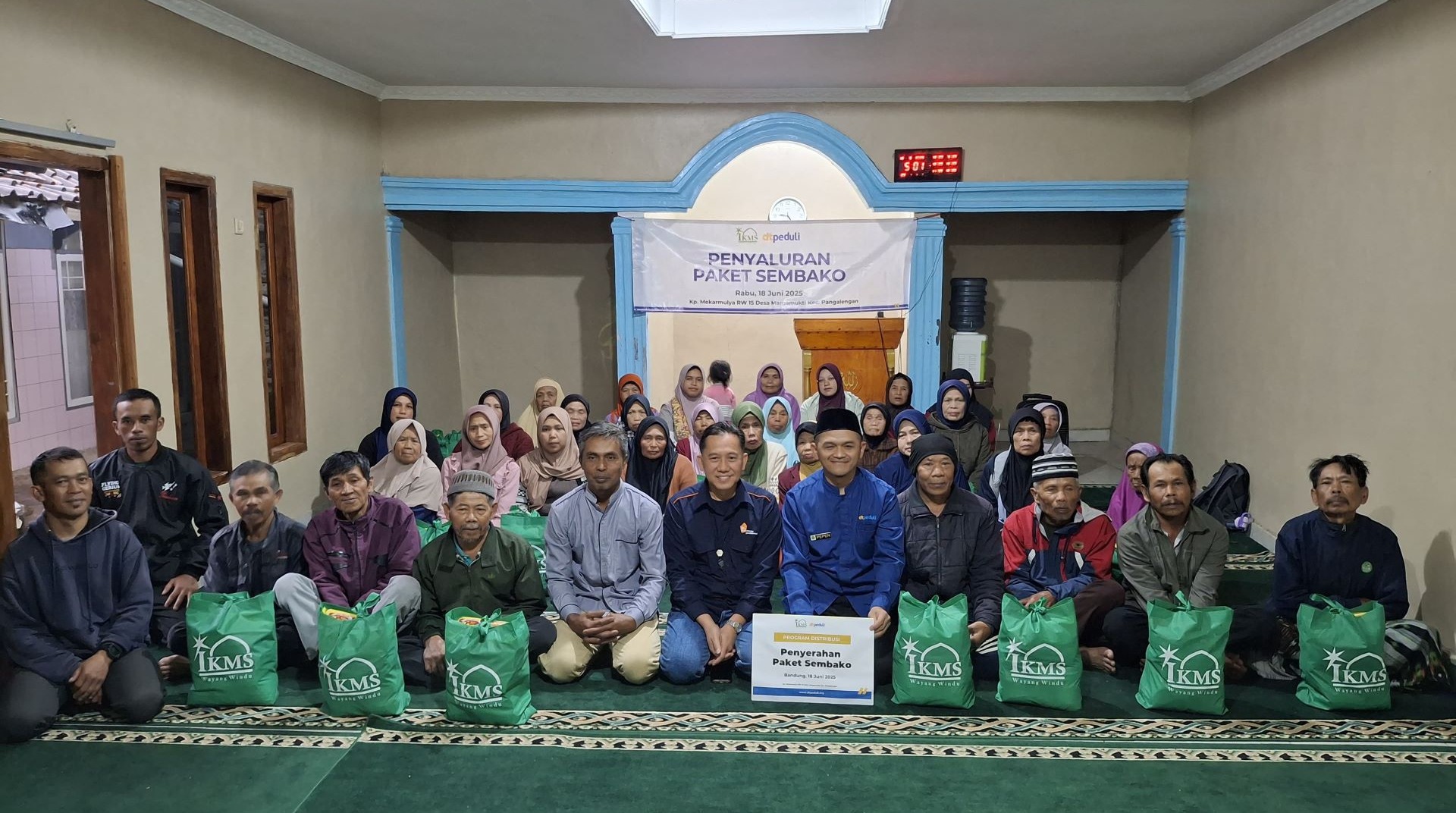 IKMS Bersama DT Peduli Salurkan Sembako untuk Lansia Mustahik di Kampung Mekarmulya 