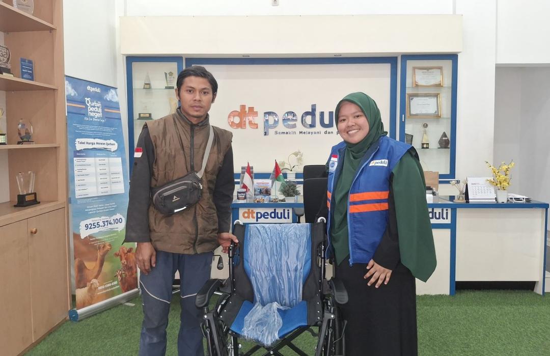 DT Peduli Bandung Serahkan Bantuan Kursi Roda untuk Yeti Nurhayati 