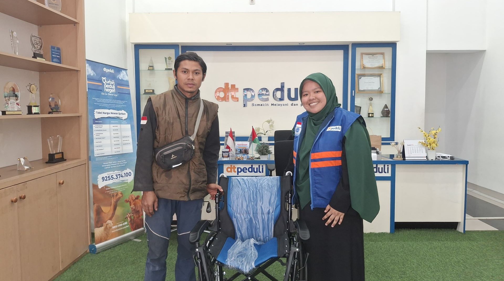 DT Peduli Bandung Serahkan Bantuan Kursi Roda untuk Yeti Nurhayati 