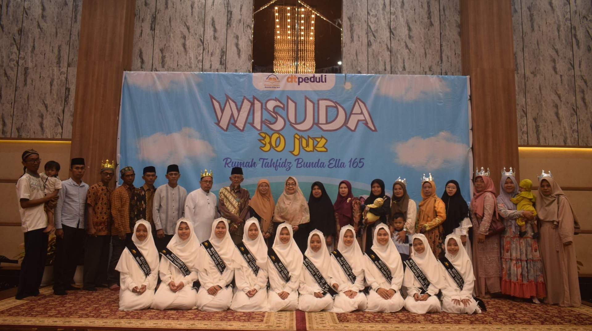 Tangis Haru di Graha Kenten Hijau: 10 Santri Rumah Tahfidz Bunda Ella 165 DT Peduli Sumsel Diwisuda, 8 Santri Khatam 30 Juz 