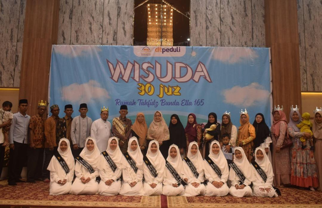 Tangis Haru di Graha Kenten Hijau: 10 Santri Rumah Tahfidz Bunda Ella 165 DT Peduli Sumsel Diwisuda, 8 Santri Khatam 30 Juz 