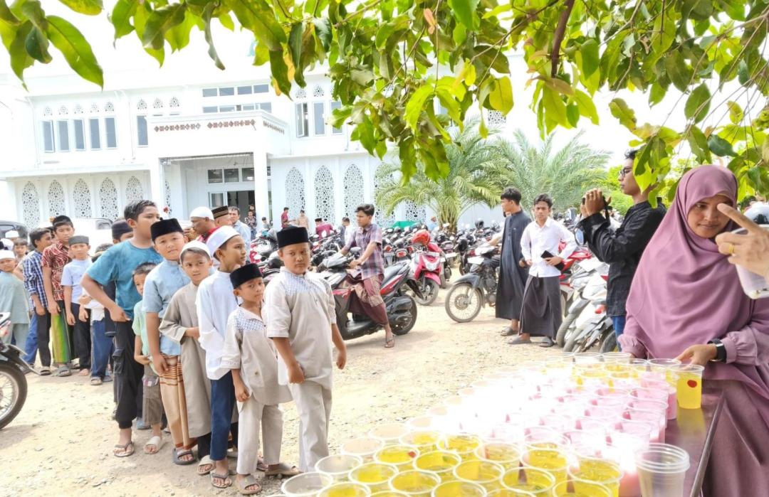 Ramainya Kebaikan, DT Peduli Aceh Berbagi Sedekah Jumat di Masjid Hikmatullah 