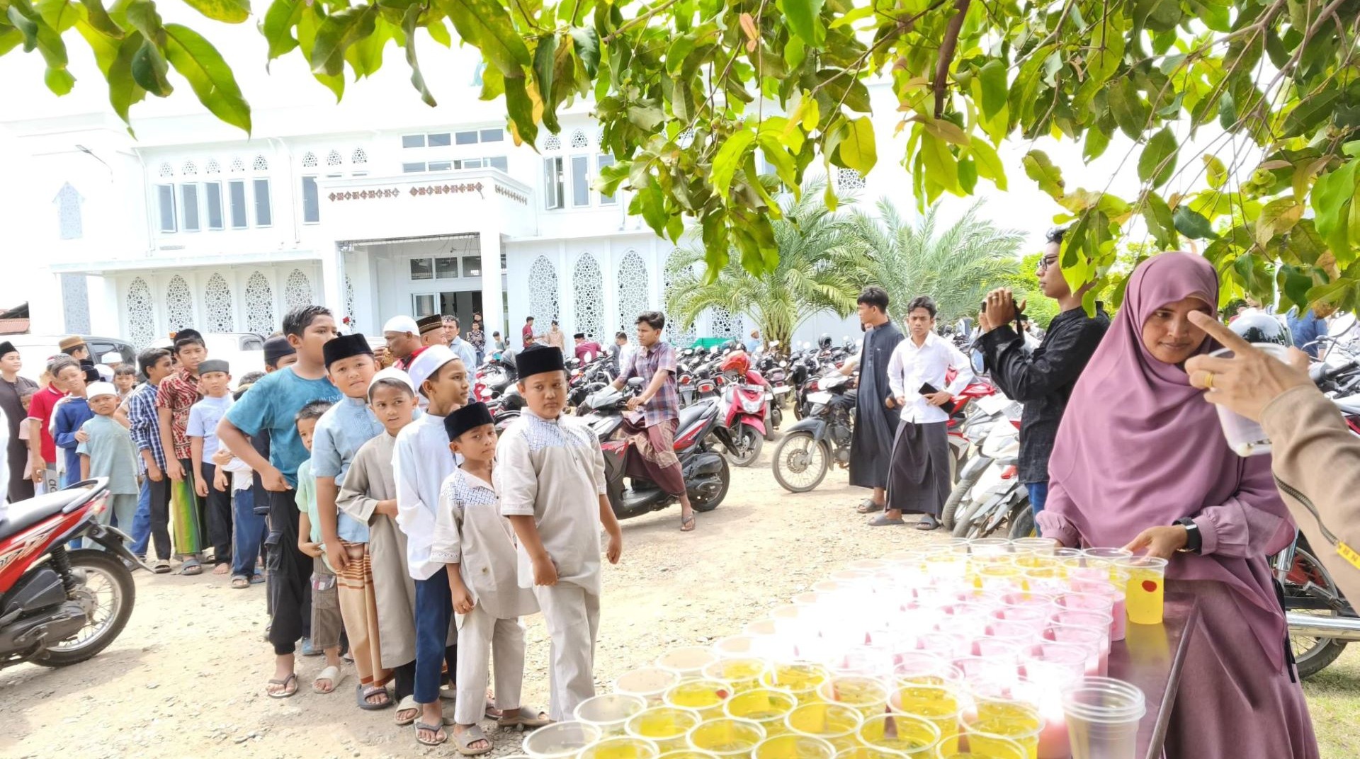 Ramainya Kebaikan, DT Peduli Aceh Berbagi Sedekah Jumat di Masjid Hikmatullah 