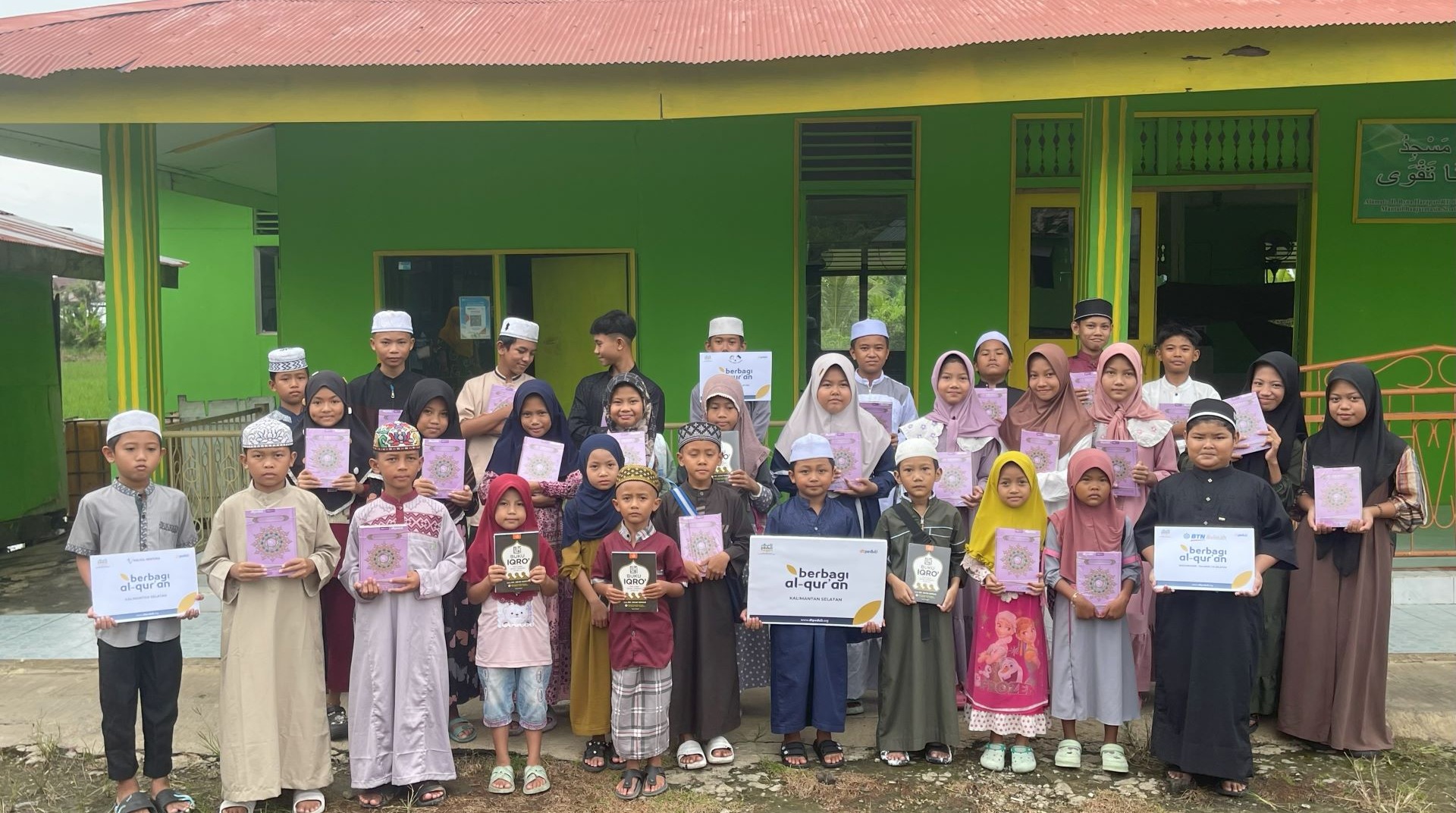 DT Peduli Kalsel Bersama BTN Syariah Salurkan Al-Qur'an untuk Santri TPQ Byna Taqwa Pulau Bromo 