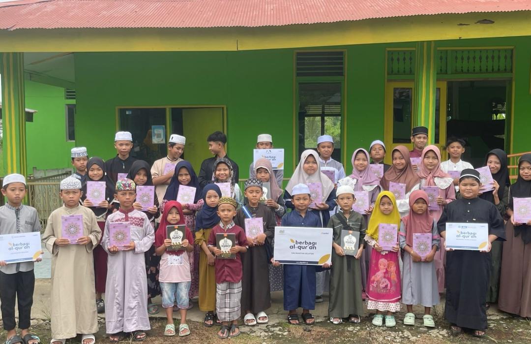 DT Peduli Kalsel Bersama BTN Syariah Salurkan Al-Qur'an untuk Santri TPQ Byna Taqwa Pulau Bromo 