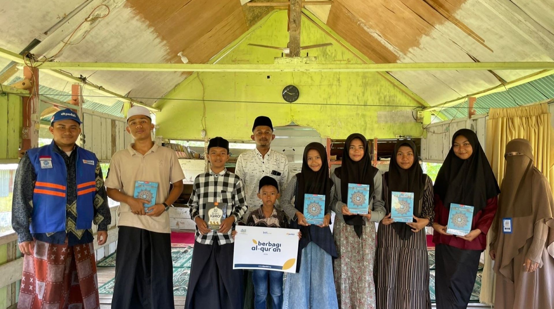 DT Peduli Salurkan Al-Qur'an dari BTN Syariah ke Dayah Babut Taqwa Ad Daulah Al Muhajirin Aceh Besar